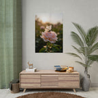 Muurposter met vlinder op roze roos 