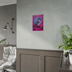 Kleurrijke Zangvogel Poster — Blauwe Gaai Kunstprint op Levendige Roze Achtergrond