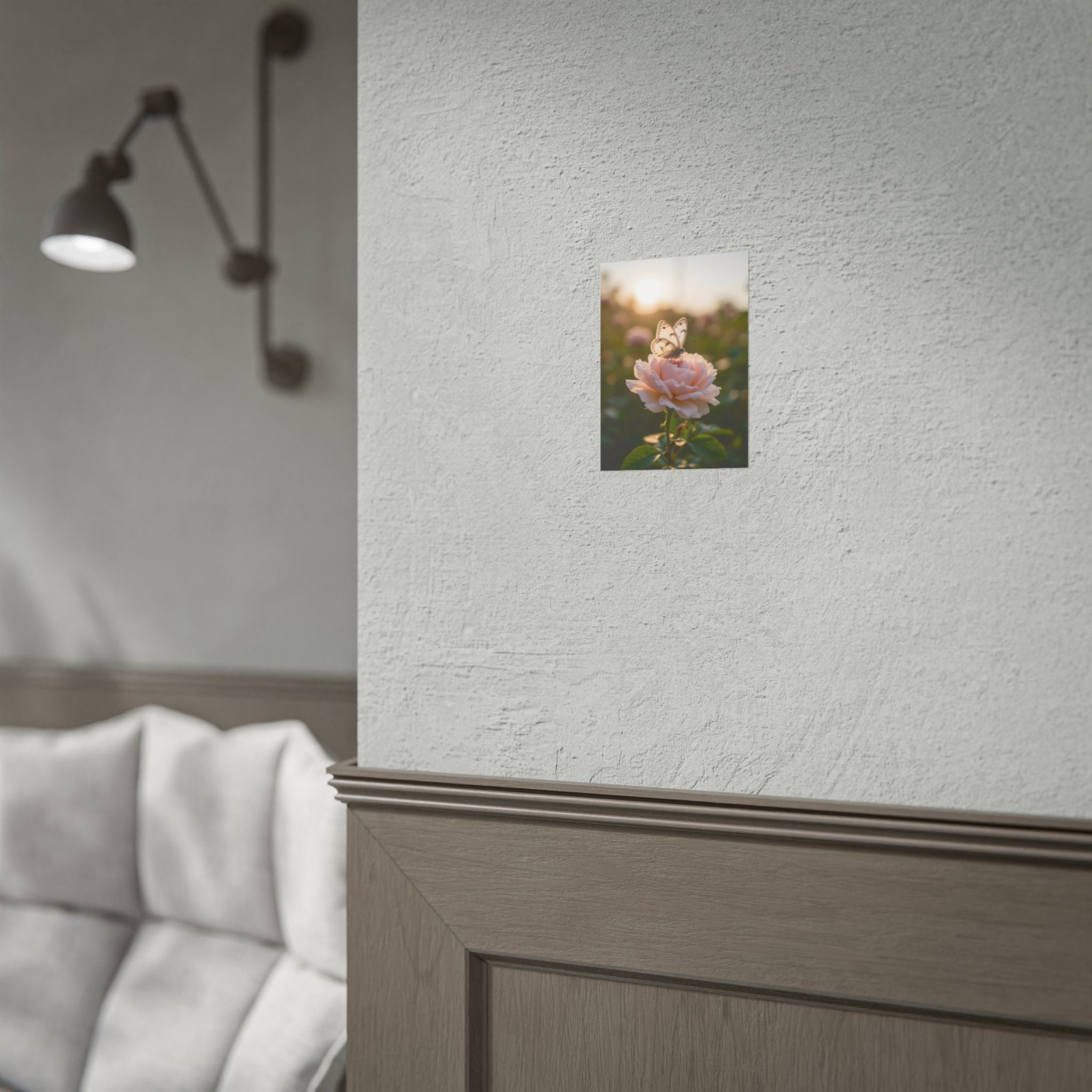 Muurposter met vlinder op roze roos 