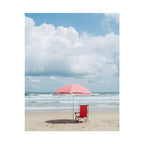 Een herinnering aan een zonovergoten stranddag met strandstoel en parasol - Poster 