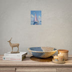 Zeilboot op kalm water met roze accenten - Poster 