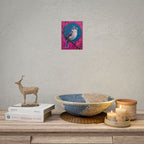 Kunstposter „Blauhäher“ – Lebendige Vogelillustration auf rosa-türkisfarbenem Hintergrund