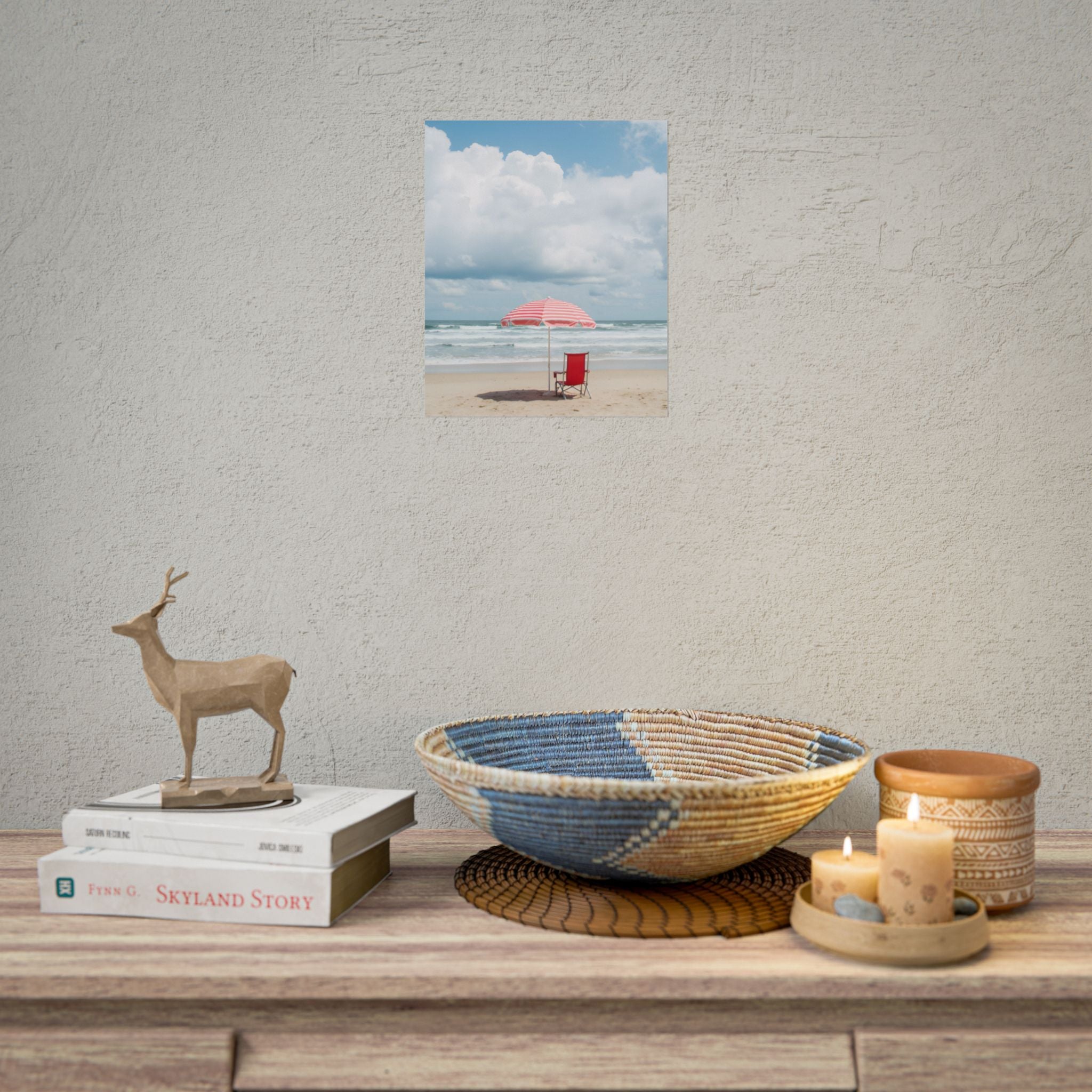 Een herinnering aan een zonovergoten stranddag met strandstoel en parasol - Poster 