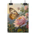 Wandbild mit Schmetterling auf rosa Rose - Poster 