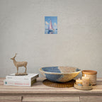 Zeilboot op kalm water met roze accenten - Poster 