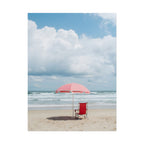 Een herinnering aan een zonovergoten stranddag met strandstoel en parasol - Poster 