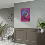 Kleurrijke Zangvogel Poster — Blauwe Gaai Kunstprint op Levendige Roze Achtergrond