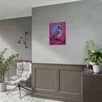 Kleurrijke Zangvogel Poster — Blauwe Gaai Kunstprint op Levendige Roze Achtergrond