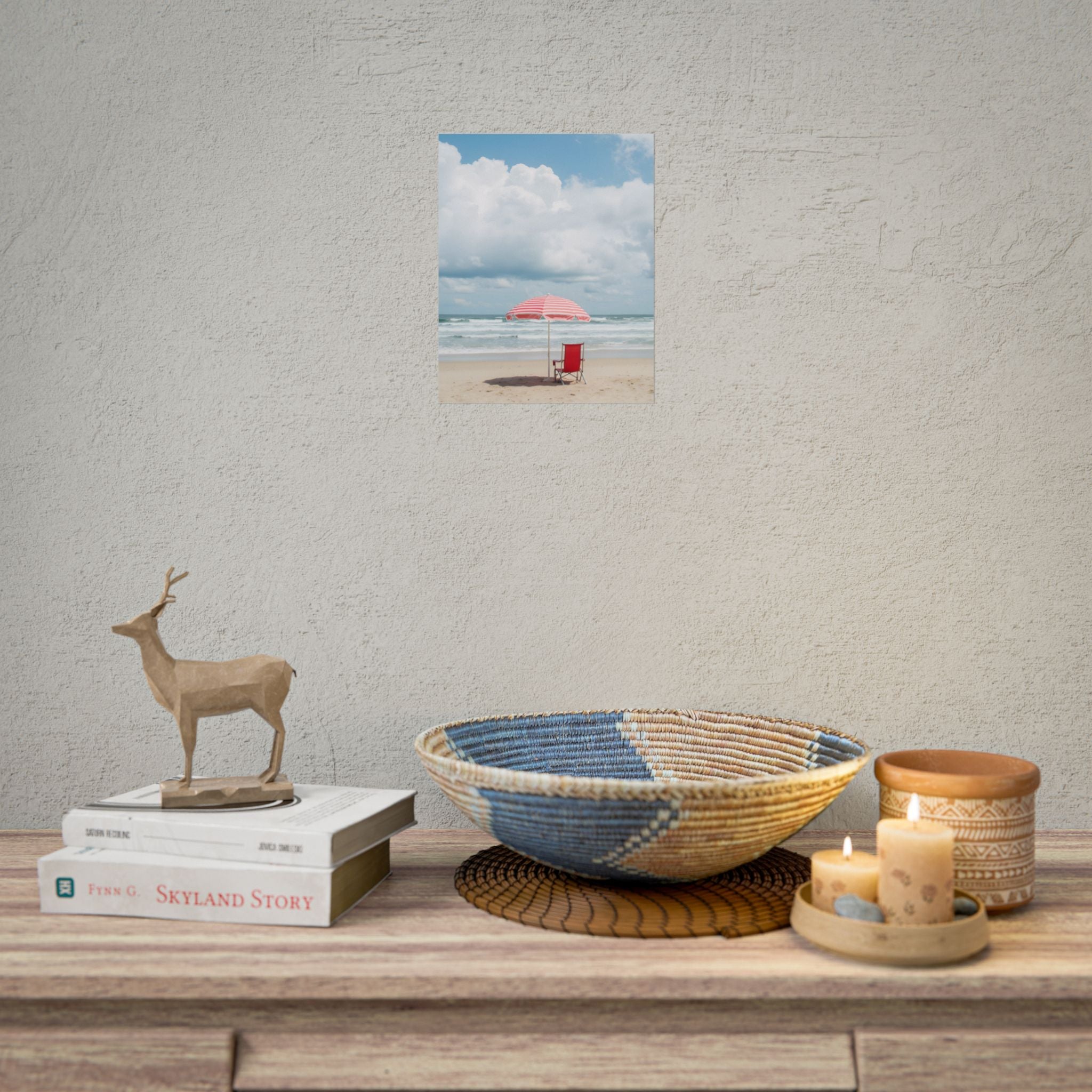 Een herinnering aan een zonovergoten stranddag met strandstoel en parasol - Poster 