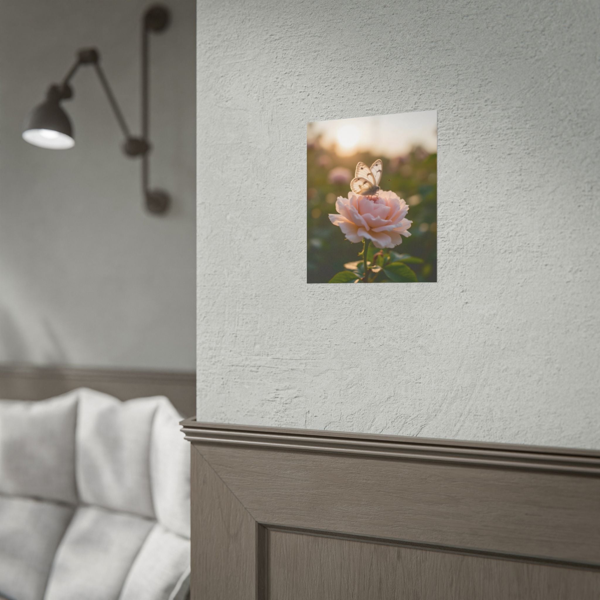 Muurposter met vlinder op roze roos 