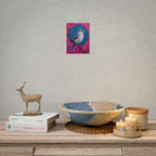 Kunstposter „Blauhäher“ – Lebendige Vogelillustration auf rosa-türkisfarbenem Hintergrund