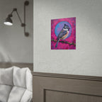 Kleurrijke Zangvogel Poster — Blauwe Gaai Kunstprint op Levendige Roze Achtergrond
