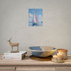 Zeilboot op kalm water met roze accenten - Poster 