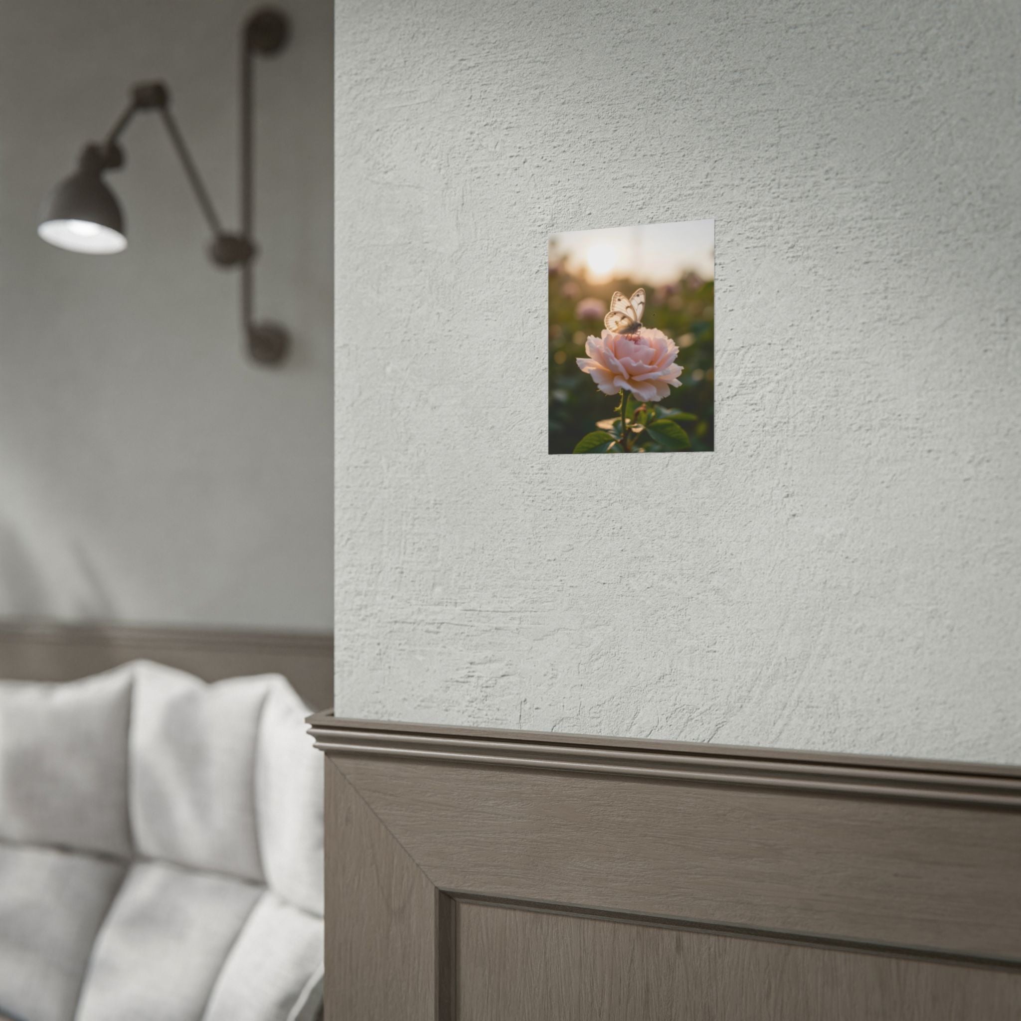 Muurposter met vlinder op roze roos 
