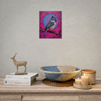 Kleurrijke Zangvogel Poster — Blauwe Gaai Kunstprint op Levendige Roze Achtergrond