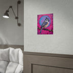Kleurrijke Zangvogel Poster — Blauwe Gaai Kunstprint op Levendige Roze Achtergrond