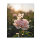 Muurdecoratie met vlinder op een roze roos - Gespannen canvas 