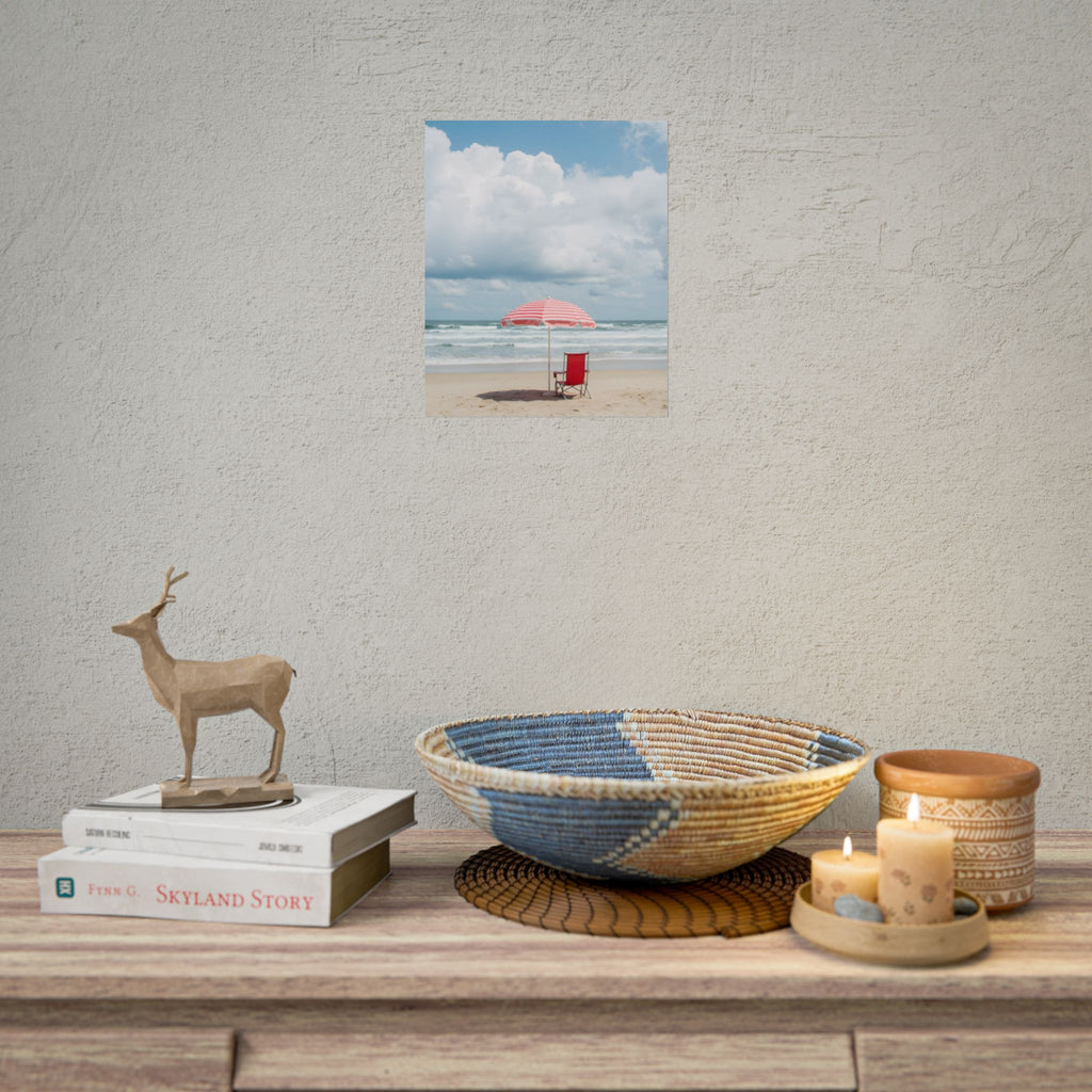 Een herinnering aan een zonovergoten stranddag met strandstoel en parasol - Poster 