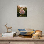 Muurposter met vlinder op roze roos 