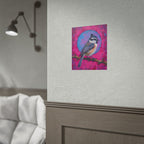Kleurrijke Zangvogel Poster — Blauwe Gaai Kunstprint op Levendige Roze Achtergrond
